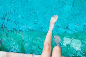 Descubre cómo elegir un cobertor térmico para piscina y mejorar la eficiencia de la climatización. Diferencias frente a los cobertores de invierno.