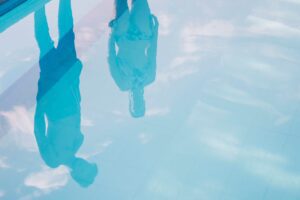 Descubre los mejores productos para limpiar el liner de tu piscina y mantenerlo en perfecto estado. Aprende cuál es el ideal para tu piscina.