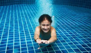 Descubra como limpar eficazmente as luzes LED submersíveis da sua piscina para prolongar a sua vida útil e manter uma iluminação óptima. Siga estas dicas de especialistas.