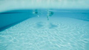Cómo funciona la dosificación automática de pH y desinfectante en piscinas: bombas peristálticas, sondas, calibración y mantenimiento profesional.